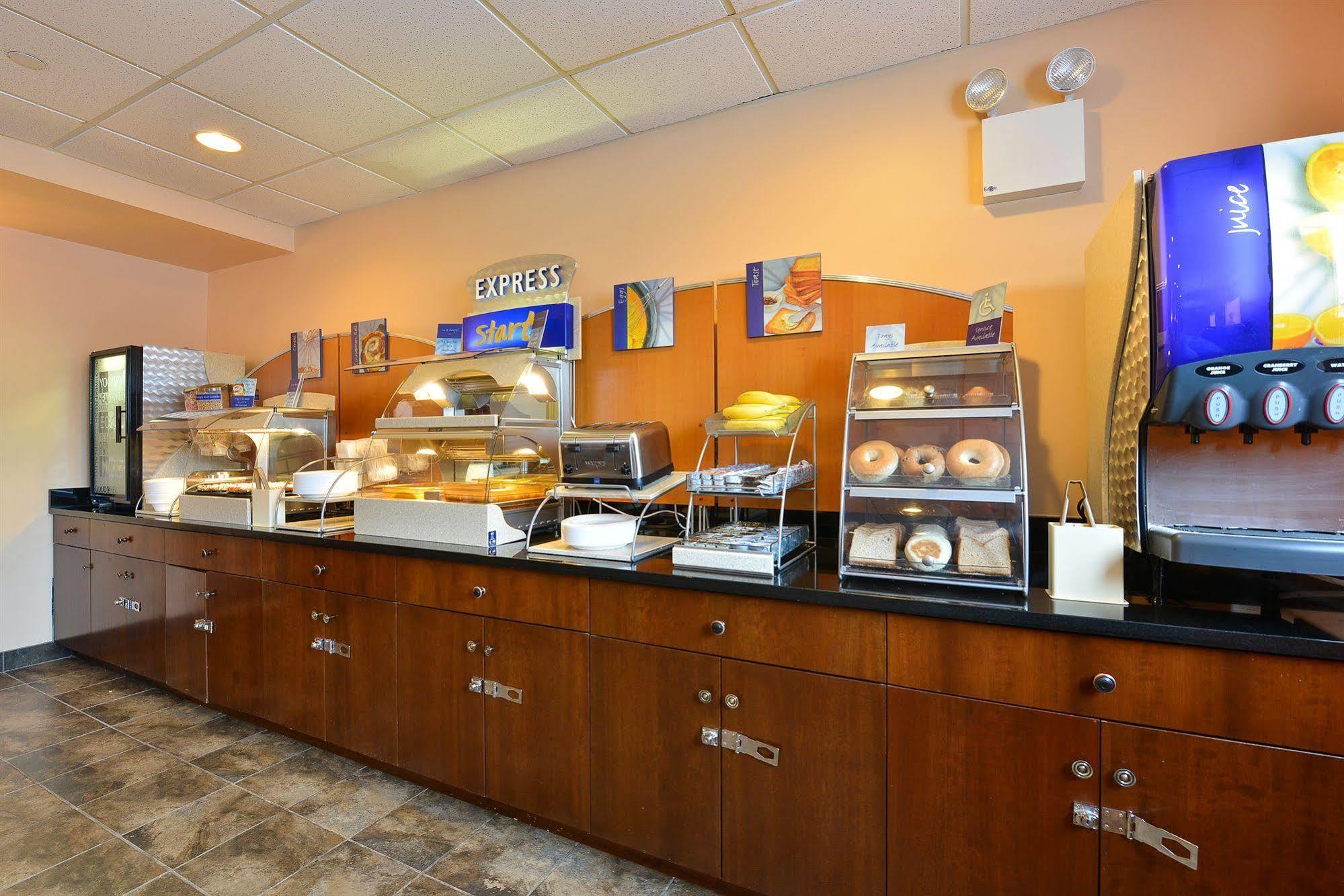 Holiday Inn Express Staten Island West, An Ihg Hotel Нью-Йорк Экстерьер фото